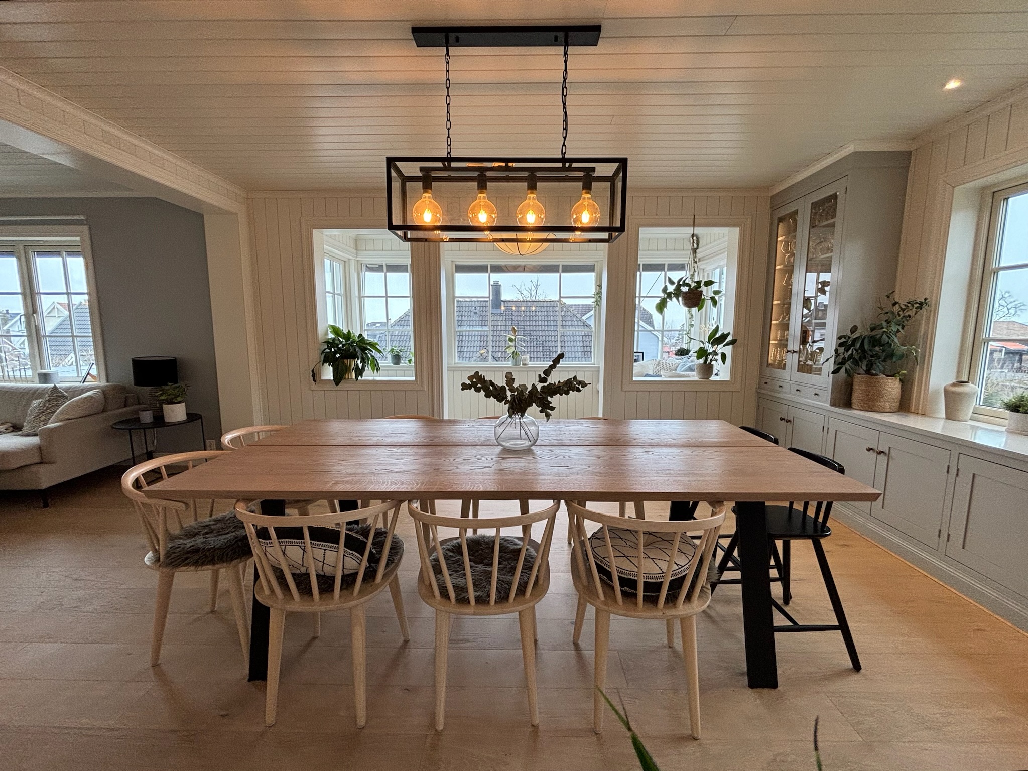 Diningroom, seats 10 , seats 15 pax with table extentions.
